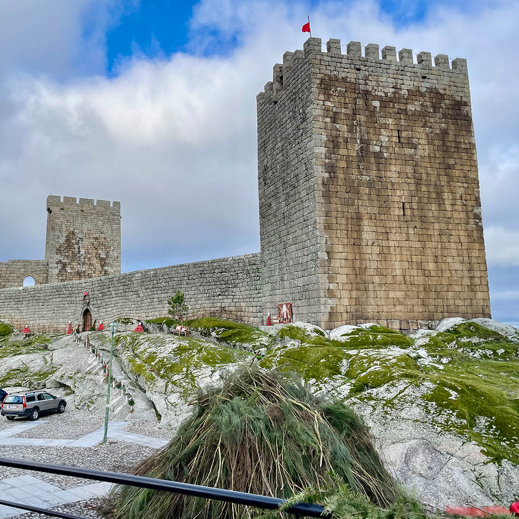 IMG_6699-Serra-da-Estrela-Linhares-da-Beira-Castelo-cropSquare-1024px-NikVoelker
